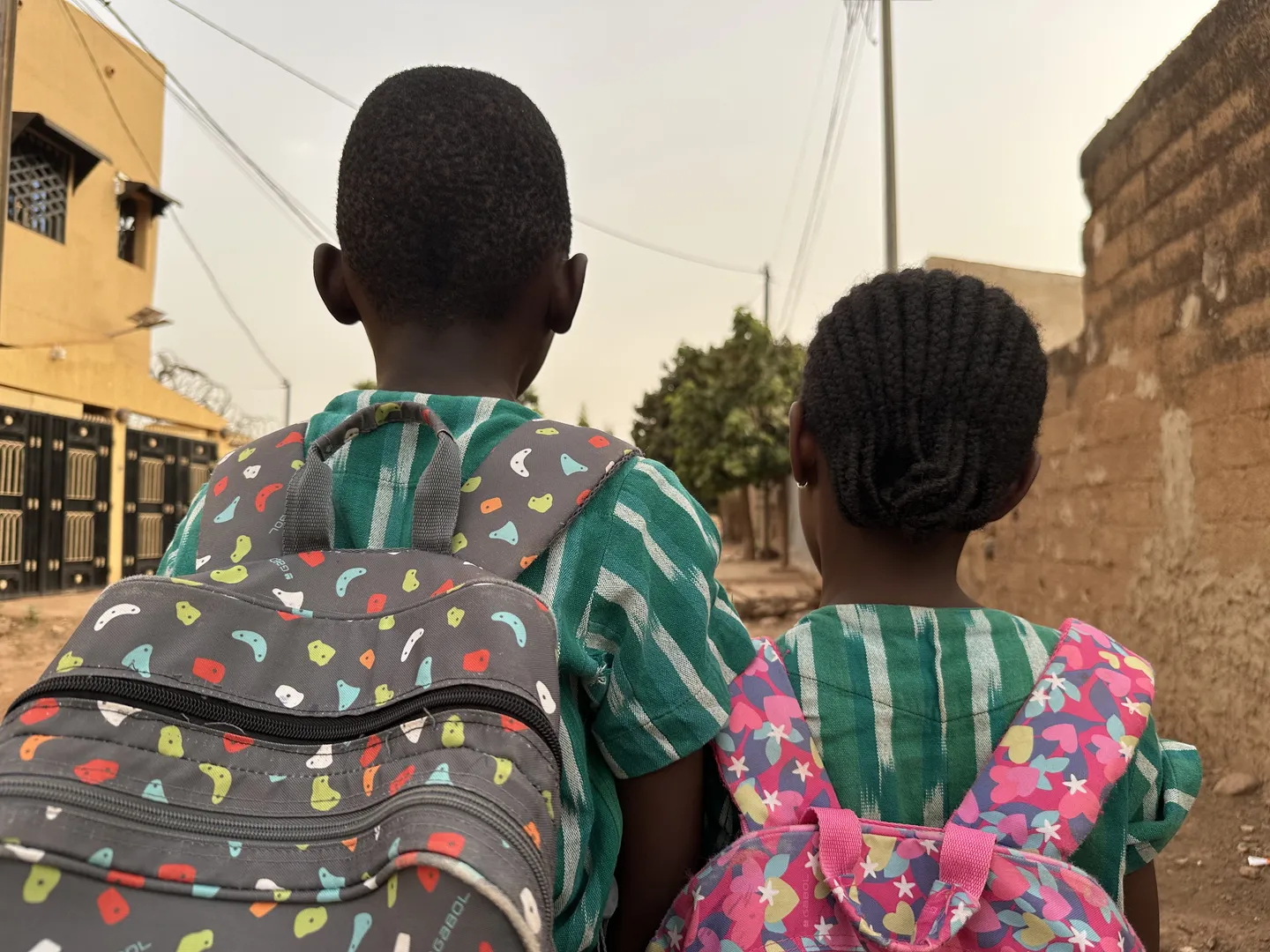 Des coiffures sans fioritures pour les élèves du Burkina